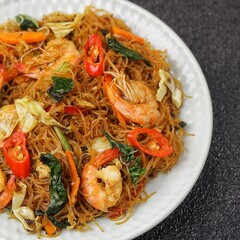 Bihun goreng. Fried vermicelli, fried bee hoon or fried mee hoon refers to a fried noodle dish cooked with vermicelli. Vermicelli with vegetable filling, scrambled eggs, shredded chicken and shrimp