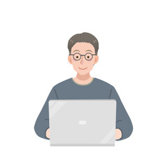 PC作業をする眼鏡の男性