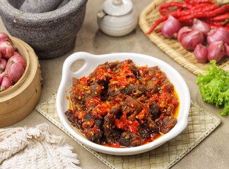 Dendeng balado or dendeng batokok is a typical Padang dish in the form of thin slices of beef fried crispy, then topped with balado seasoning.