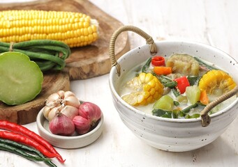 Sayur Lodeh. Lodeh vegetables are vegetables that are usually made from Japanese pumpkin, long beans, eggplant, petai, tempeh, chili, corn and coconut milk.