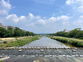 夏の京都の鴨川の飛石