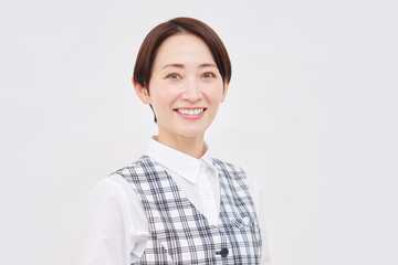 女性　事務員　笑顔　ポートレート　白背景　カメラ目線