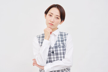 女性　事務員　考える　白背景　カメラ目線