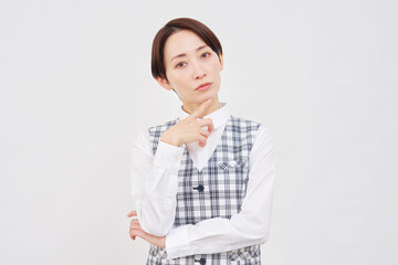 女性　事務員　考える　白背景　カメラ目線