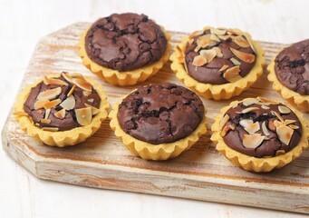 Pie Brownies is a dry cake that combines tasty and crunchy pie crust and delicious chocolate brownie filling