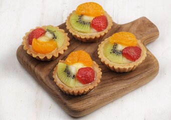 Pie Buah. Fruit pie is a bread and cake product with a characteristic crispy, crumbly and savory crust, a layer that tends to be sweet, and various kinds of fruit on top
