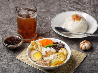 Timlo. A bowl of fresh timlo with rice, soy sauce and iced tea
