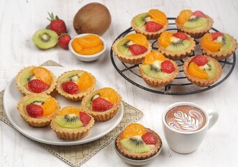Pie Buah. Fruit pie is a bread and cake product with a characteristic crispy, crumbly and savory crust, a layer that tends to be sweet, and various kinds of fruit on top