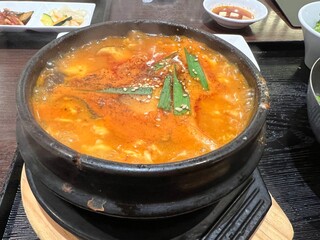 美味しそうな韓国料理のスンドゥブチゲ