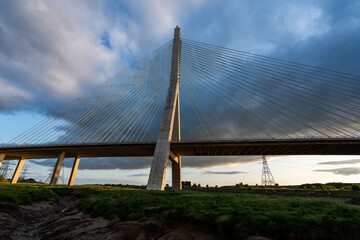 Obraz premium view of the Flintshire Bridge, also known as the Second Dee Crossing, at sunrise