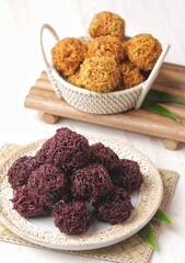 Grubi is a fried snack, made from long shaved sweet potatoes and so on, mixed with brown sugar, shaped into rounds.