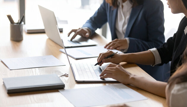 打ち合わせをする人々 ビジネスシーン