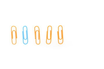Obraz premium Close-up of colorful paper clips arranged in a row on a clean white background, symbolizing office supplies