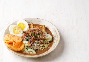 Ketoprak is a typical Jakarta breakfast menu that you can make yourself at home. The contents of Ketoprak Jakarta are vermicelli, bean sprouts, white tofu, and lontong plus a sprinkle of peanut sauce.