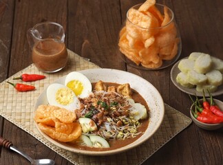 Ketoprak is a typical Jakarta breakfast menu that you can make yourself at home. The contents of Ketoprak Jakarta are vermicelli, bean sprouts, white tofu, and lontong plus a sprinkle of peanut sauce.