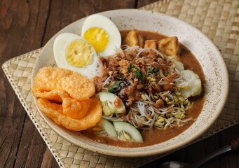 Ketoprak is a typical Jakarta breakfast menu that you can make yourself at home. The contents of...