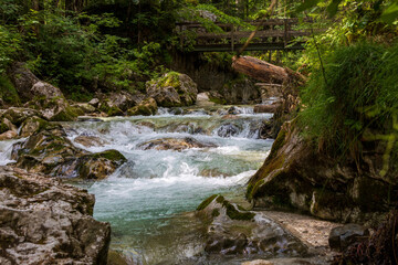 Felsen im Wasserlauf im Zauberwald am Hintersee in den Alpen bei Berchtesgarden in Deutschland