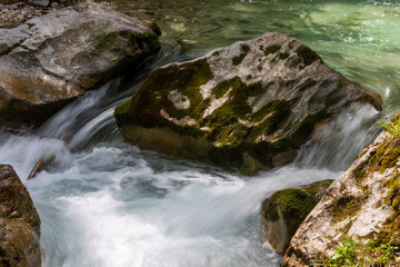 Fels im Wasserlauf im Zauberwald am Hintersee in den Alpen bei Berchtesgarden in Deutschland