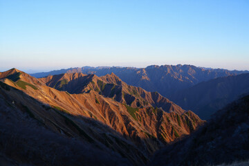 Obraz premium Golden Hour Japanese Alps: Panoramic View of Majestic Mountain Ranges at Sunrise