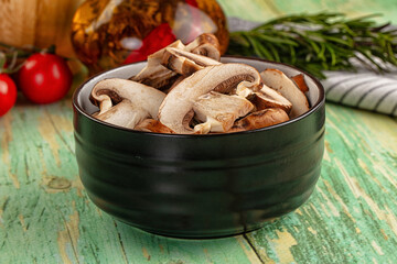 Sliced raw brown royal champignon