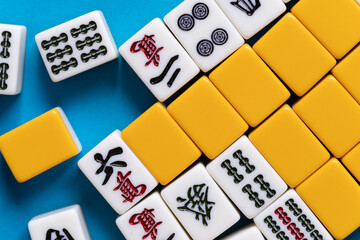青背景に並ぶマージャン牌