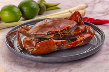 Gourmet steamed crab served lime