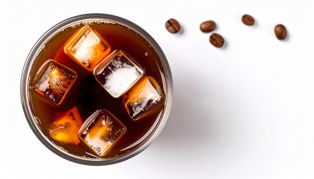 plano cenital de un vaso de cristal con caf&eacute; frio con hielo y granos de caf&eacute; aislado sobre fondo blanco con espacio para texto