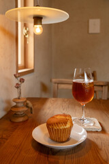 アンティーク家具の落ち着いたカフェでいただくマフィンとアイスティー