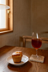 アンティーク家具の落ち着いたカフェでいただくマフィンとアイスティー