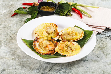 Griiled scallops in shell with cheese