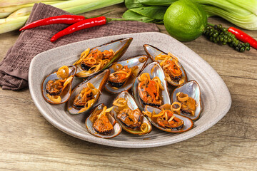 Messels with lemongrass and tomato