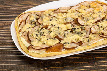 Roman pizza with pear and gorgonzola