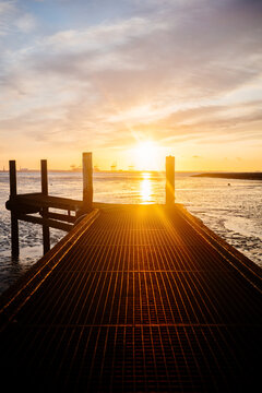  Steg im goldenen Sonnenuntergang am Tossensergroden, Nordsee