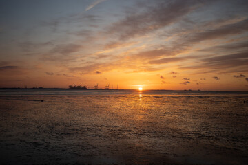 Dramatischer Sonnenuntergang über dem Tossensergroden, Nordsee