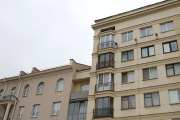 Fototapeta premium A beautiful balcony on a building with lovely arched windows
