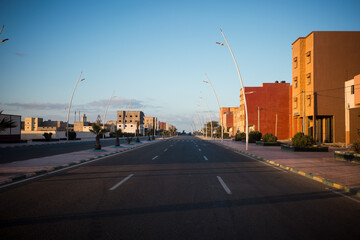 Leerstehende Hauptstraße im warmen Abendlicht von Boujdour, Westsahara