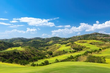 Obraz premium Lush golf course nestled in a valley under a vibrant blue sky