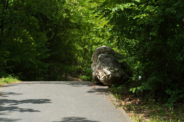 wielki głaz na drodze do kamieniołomu