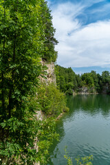 zalany kamieniołom w małopolsce , zielona woda