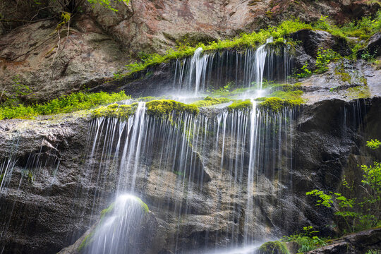 Wildwasser, Wasserfall, Klam in den Alpen.  