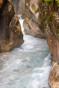 Wildwasser, Wasserfall, Klam in den Alpen.  