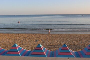 Cabines de plage aux Sables-d'Olonne un soir d'été
