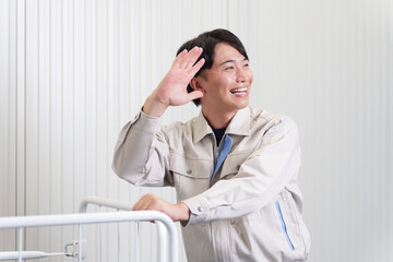 倉庫で働く男性作業員