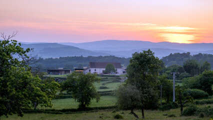 Paysage rural de la région bourguignonne du Morvan autour de Mesvres au coucher du soleil