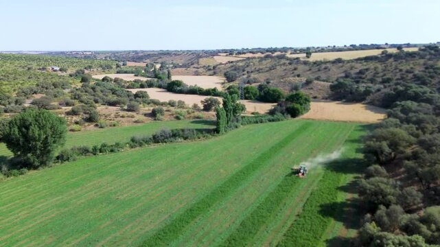 AGRICULTOR CON TRACTOR TRABAJANDO EN EL CAMPO
