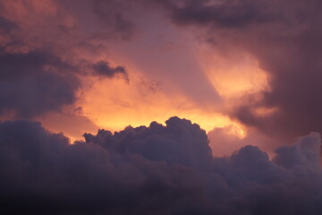 Toma de lejos de unas bellas nubes de color naranja o rojo en un cielo de color azul durante el...