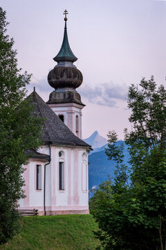 Die Wallfahrtskirche Maria Gern in den Alpen bei Berchtesgarden beim Sonnenuntergang 