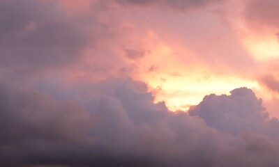 Toma de lejos de unas bellas nubes de color naranja o rojo en un cielo de color azul durante el atardecer