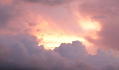 Toma de lejos de unas bellas nubes de color naranja o rojo en un cielo de color azul durante el atardecer