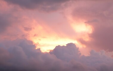 Toma de lejos de unas bellas nubes de color naranja o rojo en un cielo de color azul durante el...